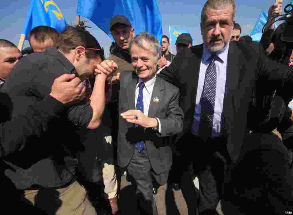 После прорыва через пункт пропуска «Турецкий вал» активисты встретились с лидером крымскотатарского народа Мустафой Джемилевым