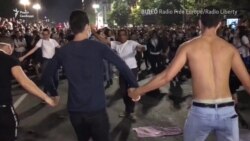 Активісти Сербії «святкують перемогу»: у Белграді скасували комендантську годину (відео) Активісти Сербії «святкують перемогу»: у Белграді скасували комендантську годину (відео)