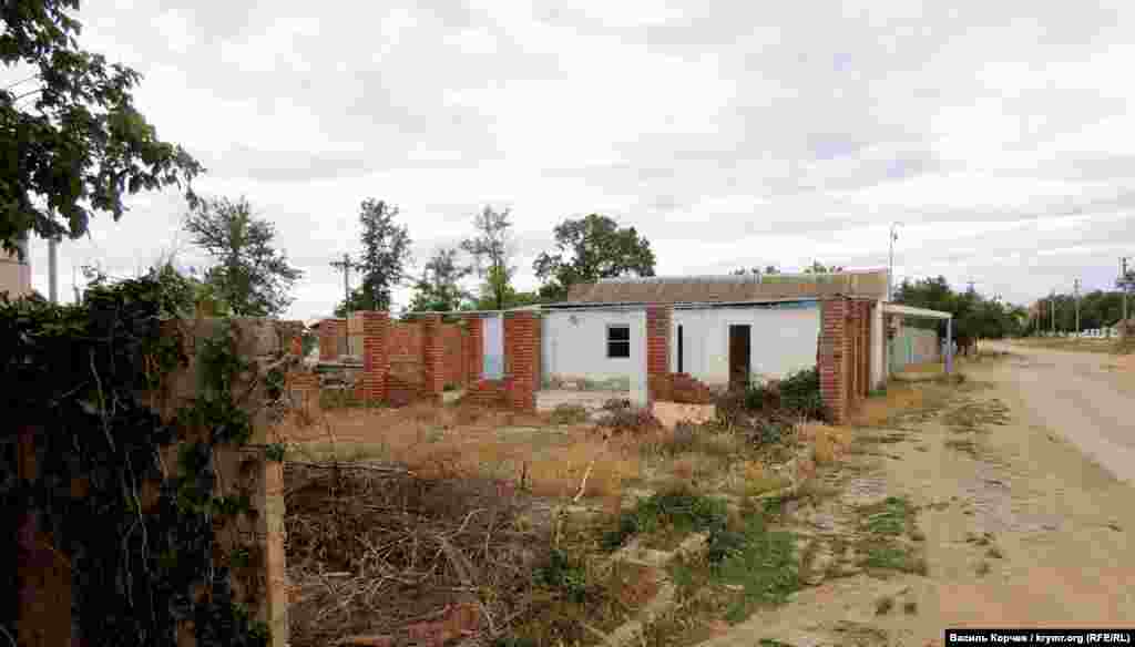 Летняя площадка кафе «Клубничка»: когда-то здесь проводили дискотеки и шумные застолья