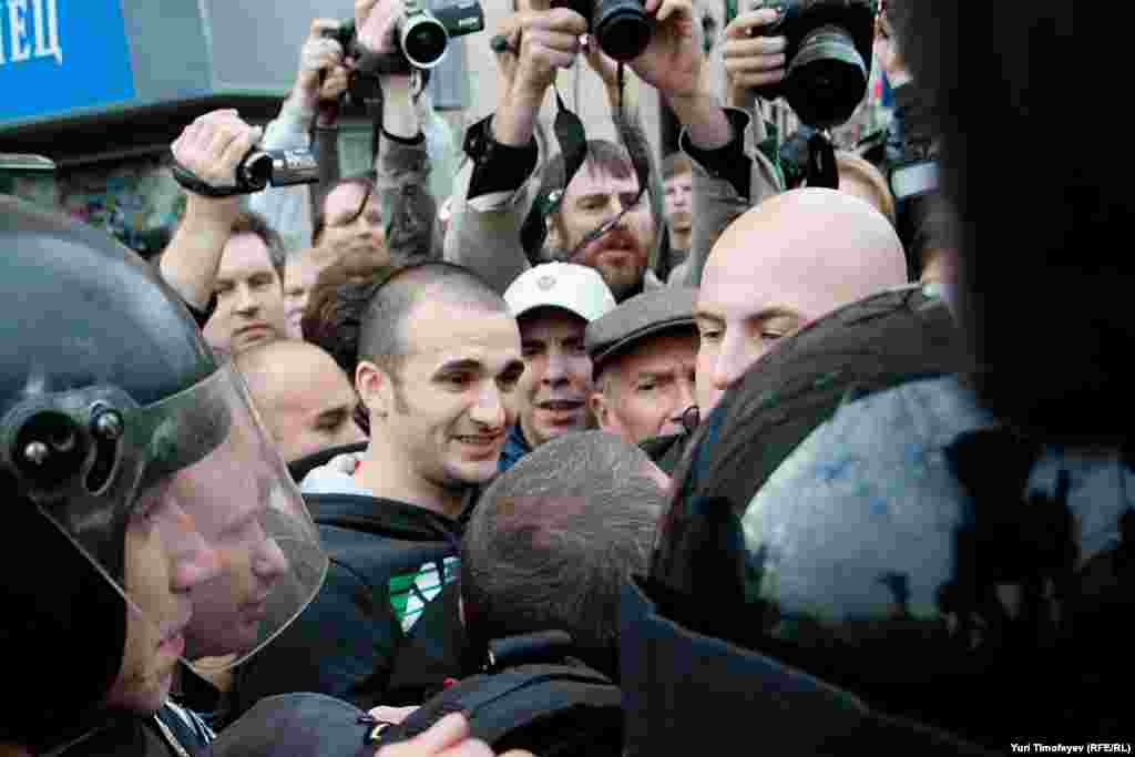 Не всем желающим фотографам удалось прорваться к Эдуарду Лимонову (на фото единственный в кепке). На Триумфальной он пробыл не более 15 секунд: полиция его ни о чем не предупреждала - схватили и увели. 