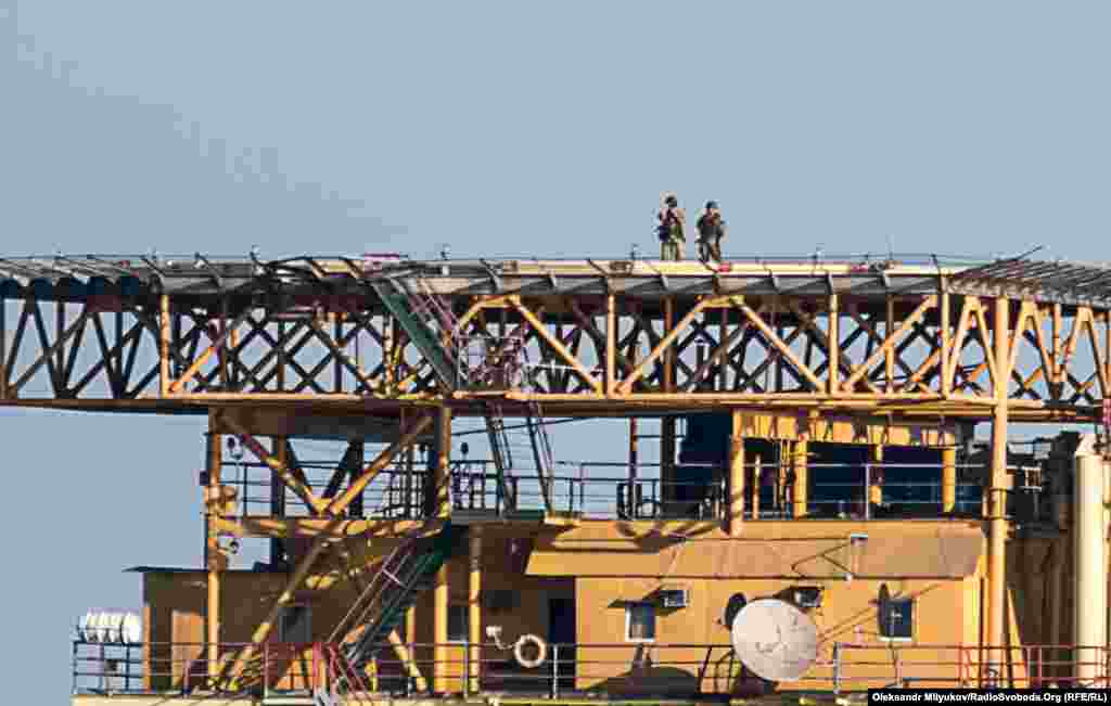 Озброєні люди на самопідйомній плавучій буровій установці (СПБУ) «Сиваш», яка була захоплена Росією під час окупації Криму. Голіцинське газоконденсатне родовище, що в межах чорноморського шельфу України на відстані 100-130 кілометрів від Одеси. Чорне море, 12 вересня 2017 року БІЛЬШЕ ПРО ЦЕ