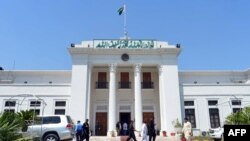 حکومت وايي، د ملازمانو د دایمي کولو مسوده به ژر له اسمبلۍ منظوره کړي - انځور له ارشيفه