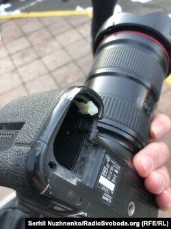 Розбита камера фотокореспондента Радіо Свобода Сергія Нужненка під час мітингу проти відкриття ринку продажу землі, 2019.