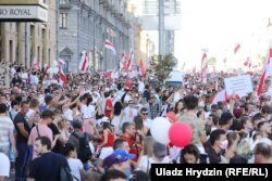Prvi od nekoliko masovnih antivladinih protesta održan je u centru Minska 16. avgusta. Prisustvovalo je, prema procjenama, oko 200.000 ljudi.