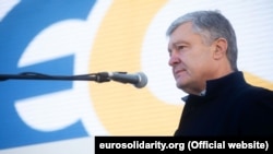 Петро Порошенко, який має цукровий діабет і перебуває в групі ризику, наразі госпіталізований. Дружина каже про погані показники крові