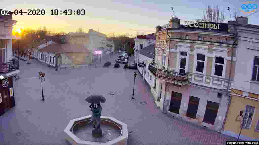 Как и в центре Феодосии, возле отелей «У сестры» и «Бригантина» 