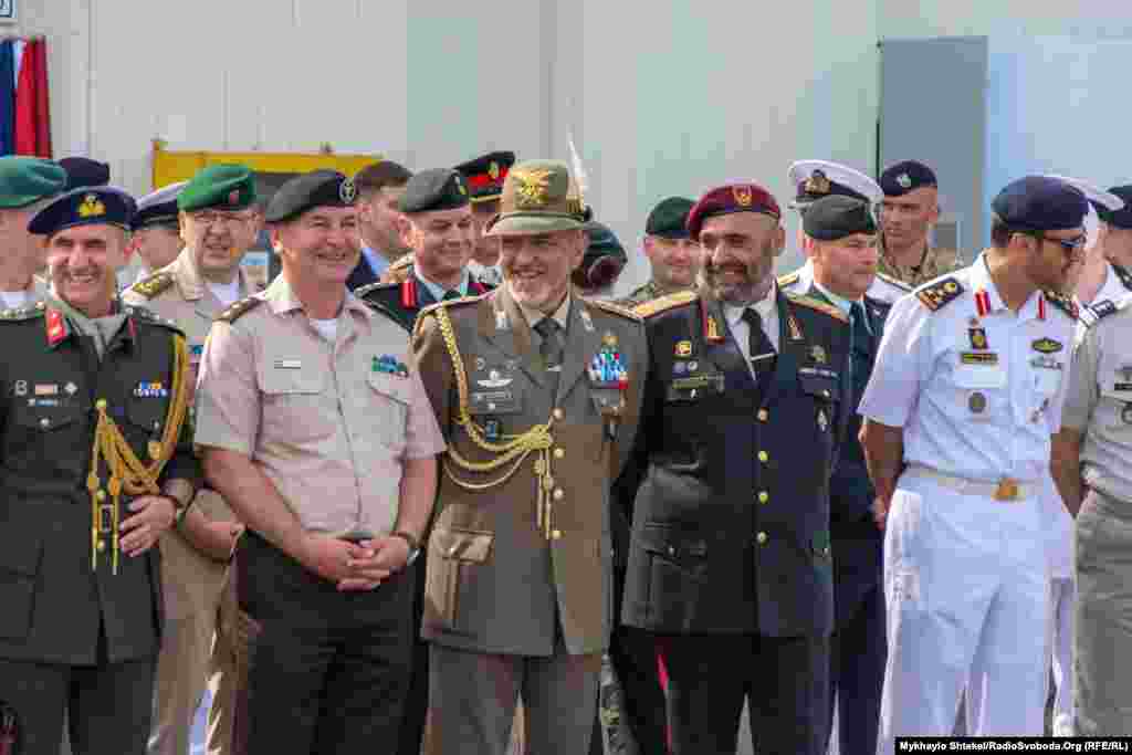 Військові аташе країн НАТО і країн-учасників міжнародних навчань Sea Breeze-2021 в Одеському порту під час урочистих заходів до Дня ВМСУ 