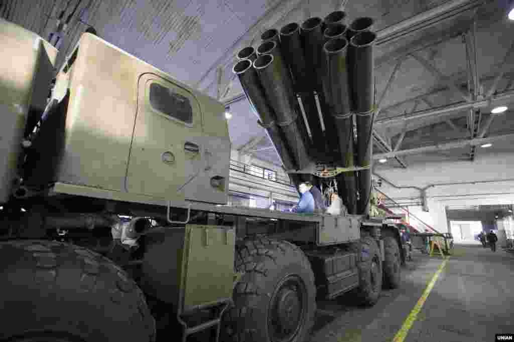 Робітники ремонтують реактивну систему залпового вогню (РСЗВ) «Ураган» на території ДП «Шепетівський ремонтний завод» у Шепетівці (Хмельницька область), 26 січня 2017 року