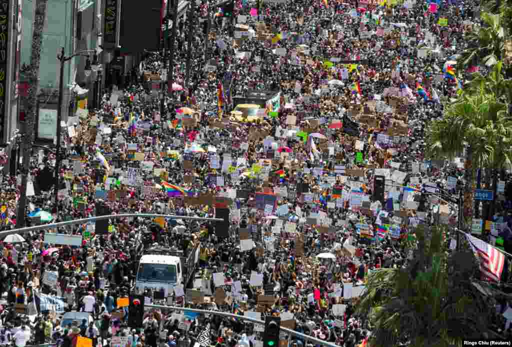 Марш «All Black Lives Matter» («Всі чорні життя важливі»), організований лідерами «Black LGBTQ+», у Голлівуді, Лос-Анджелес, Каліфорнія, США