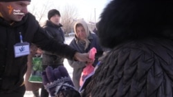 Волонтери привезли допомогу в прифронтову зону під звуки артобстрілу (відео) Волонтери привезли допомогу в прифронтову зону під звуки артобстрілу (відео)