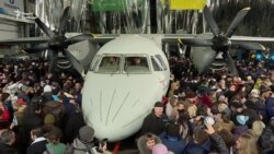 Новий транспортний літак Ан-132 показали у Києві (відео) Новий транспортний літак Ан-132 показали у Києві (відео)