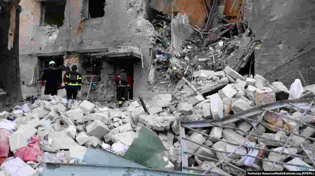 Ось що залишилося від будинку. Наслідки авіаційного удару РФ по Запоріжжю, 29 вересня 2024 року. Російські військові регулярно з різних видів озброєння – ударними БПЛА, ракетами, КАБами, РСЗВ – атакують українські регіони. Керівництво Росії заперечує, що російська армія під час повномасштабної війни завдає цілеспрямованих ударів по цивільній інфраструктурі міст і сіл України, убиваючи цивільне населення і руйнуючи лікарні, школи, дитячі садочки, об’єкти енергетики і водозабезпечення. Українська влада і міжнародні організації кваліфікують ці удари як воєнні злочини Російської Федерації і наголошують, що вони носять цілеспрямований характер