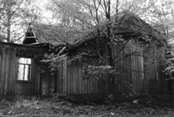 Залишки Троїцької церкви у селі Пустовійтівка на Сумщині, які більше нагадують старий напівзруйнований сарай. (Фото В. Вечерського зроблене у 1987 році)