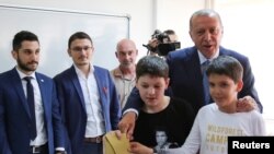 Ердоган голосує на виборчій дільниці у Стамбулі 24 червня 2018 року