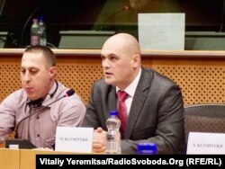 Олег Кузьміних (праворуч)