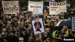 Protest protiv planova konzervativnih poljskih vlasti i Poljske rimokatoličke crkve da potpuno zabrani abortus (Varšava, 23. oktobar 2016)