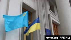 Крымскотатарский и украинский флаги на здании МИДа Украины