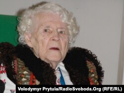 Герой Украины Вера Роик – легендарная мастерица-вышивальщица из Симферополя, основательница школы украинской народной вышивки в Крыму, заслуженный мастер народного творчества Украины, фото Володимира Притулы, 2010 год