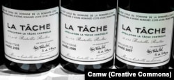 Вино Domaine de la Romanée-Conti 2005, 2006 и 2007 годов. Винтаж 2008 года найти гораздо труднее, одна бутылка стоит более десяти тысяч долларов. В проданной коллекции их было несколько.