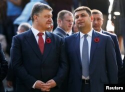 Президент України Петро Порошенко (ліворуч) та прем'єр-міністр України Володимир Гройсман біля Могили невідомому солдату. Київ, 9 травня 2016 року