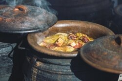 Традиційна сербська страва з капусти і свинини, тушкована в глиняному горщику