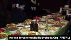 Таке частування приготувала родина Трофанюків майданівцям на Святвечір 6 січня 2014 року