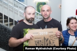 Новий власник календаря Юрія Журавля підприємець Сергій (ліворуч) з режисером фільму Леонідом Кантером