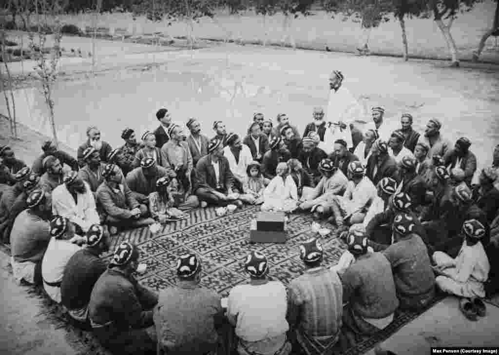 Sastanak muškaraca koji je fotografisao Maks Penson početkom 20. vijeka.U intervjuu za Radio Slobodna Evropa 2018. godine, Pensonov unuk Maksime je govorio o tome kako je njegovom djedu bilo kada je stigao u Srednju Aziju prije više od jednog vijeka."Drugačiji mirisi, drugačije boje, drugačiji ljudi. Sve je bilo drugačije", rekao je.