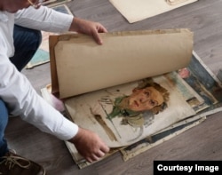 Якуб Седлачек гортає деякі роботи Гертруд Каудерс. Він сказав, що історії про те, що трапилося з Каудерс, були його першим знайомством зі злом у дитинстві