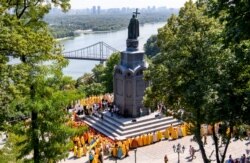 Священники і віряни ПЦУ біля пам'ятника Київському князю Володимиру Великому під час відзначення Хрещення України-Русі. Київ, 28 липня 2019 року
