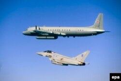 Літак НАТО «Тайфун» супроводжує російський розвідник Іл-20M над Балтикою, 8 червня 2015 року