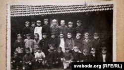 Алесь (другий з правого боку в другому ряду) серед однокласників у початковій школі у Франції