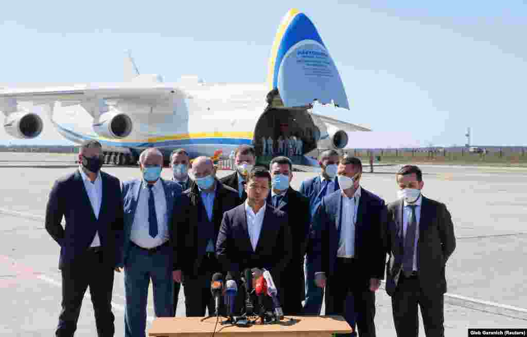 «Наша «Мрія» привезла в Україну 12 мільйонів масок – як для лікарень, так і для аптечних мереж. Також привезли близько 260 тисяч захисних окулярів для наших медиків і понад 100 тисяч захисних костюмів п'ятого рівня захисту», – сказав президент України Володимир Зеленський 