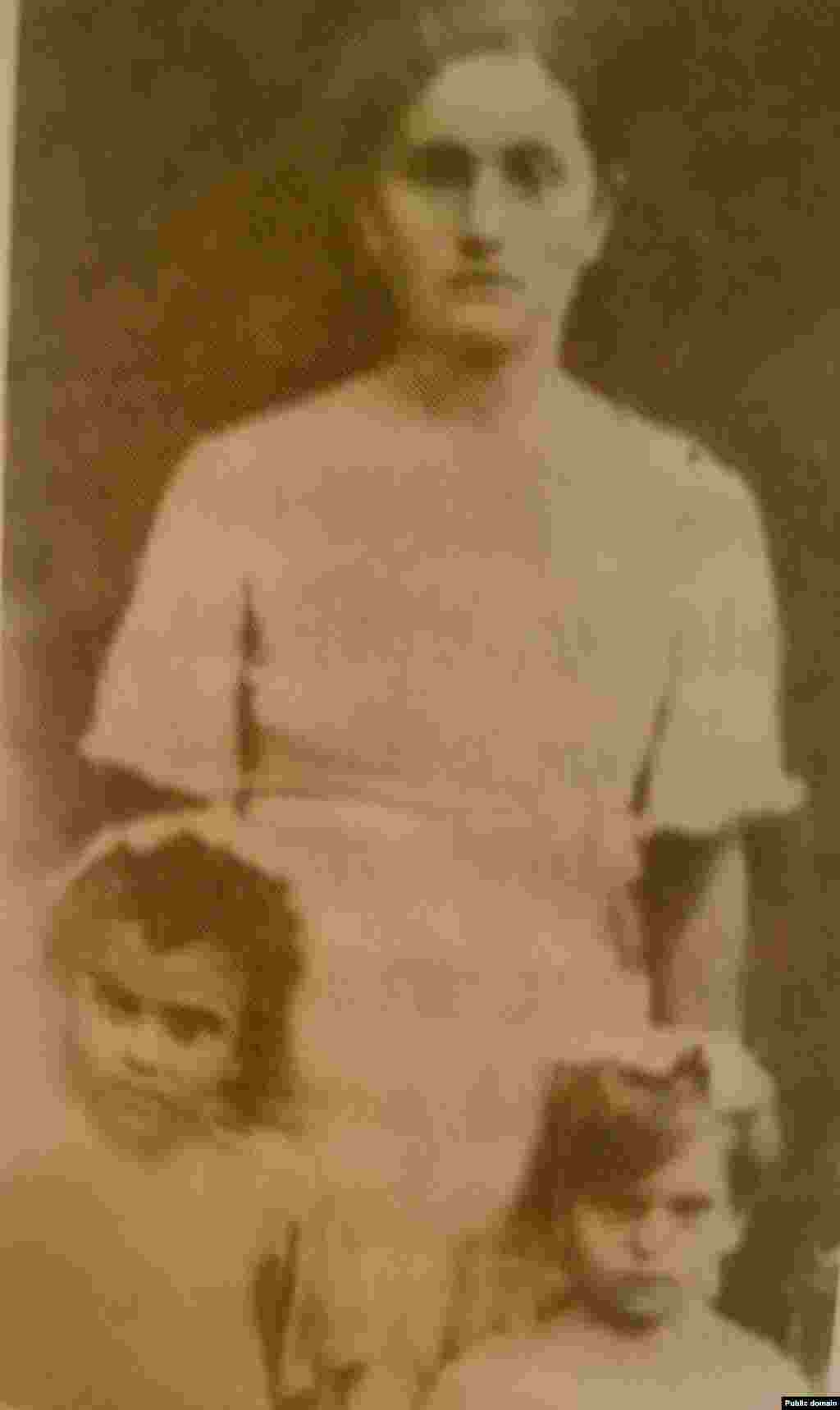 На фото – Зелиха Пашаева с детьми в 1939 году. Ее мать расстреляли немцы в 1942 году за связь с партизанами, а муж погиб на войне в 1943. Вскоре после смерти мужа Зелиху вместе с отцом и детьми депортировали в Узбекистан. Их поселили в грязную землянку без окон, и погнали на работу на стройку. Люди стали умирать от невыносимой жары, голода и грязной воды