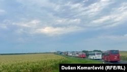 Kolona autobusa na putu ka Sremskim Karlovcima, 3. avgust 2025.