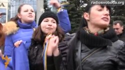 Донеччани з національною символікою створили «Ланцюг єдності» Донеччани з національною символікою створили «Ланцюг єдності»