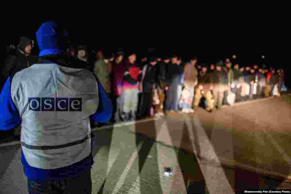 Представник ОБСЄ оглядає групу українських полонених