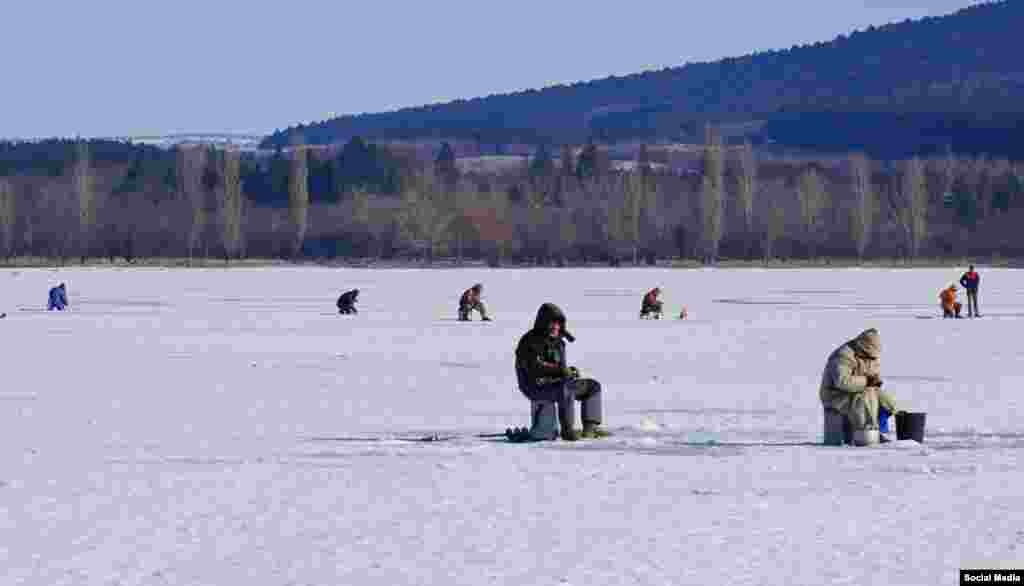 Рыбаки на льду Симферопольского водохранилища, 31 января 2017 года
