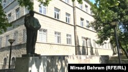 Ispred zgrade Gradske uprave Široki Brijeg, a u povodu četvrte obljetnice smrti, 2003. godine, podignut spomenik prvom hrvatskom predsjedniku Franji Tuđmanu. Fotografija iz juna 2021.