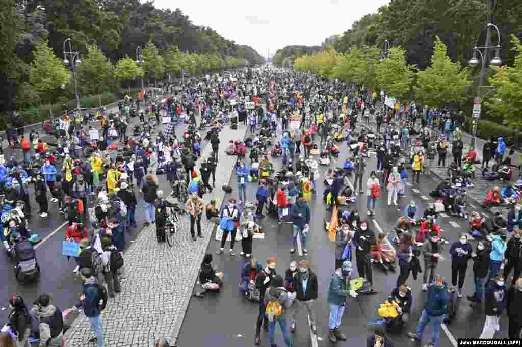 У столиці Німеччині Берліні активісти влаштували сидячий страйк посеред дороги перед Бранденбурзькими воротами 