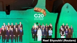 Комбіноване фото лідерів «Групи двадцяти» в проєкції на стіні історичного палацу Сальва, об’єкту світової спадщини ЮНЕСКО, на околиці Ер-Ріяду, 20 листопада 2020 року
