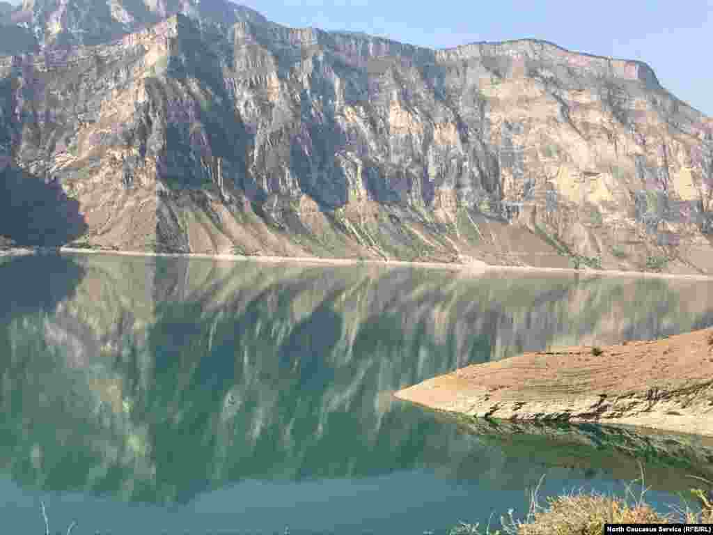 Дорога из Махачкалы в Карадахскую теснину пролегает через три района. Протяженность маршрута – 160 км, пролегает он через водохранилище Ирганайской ГЭС