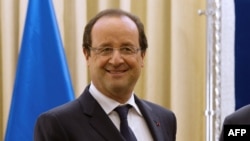 Israel -- Israel President Shimon Peres (R) shakes hands with his French counterpart Francois Hollande at the presidential residence in Jerusalem on November 17, 2013.