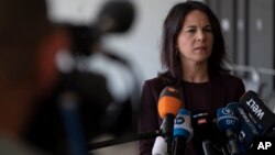 «Росія незаконно б’є по Україні всупереч міжнародному праву. Україна захищає себе, і ми робимо все можливе, щоб допомогти Україні», – сказала Анналена Бербок