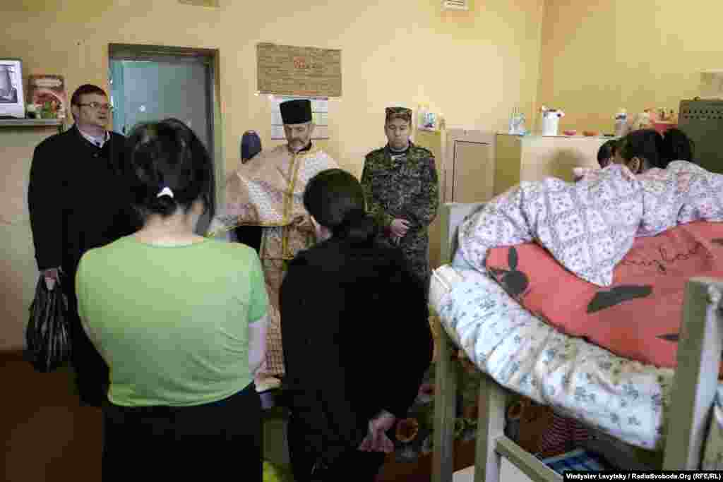 Приходу отця Костянтина радіють. Охоче відповідають «Воістину Воскрес», уважно слухають слова короткої проповіді