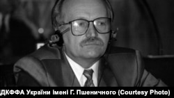Народний депутат України В’ячеслав Чорновіл під час засідання Парламентської асамблеї Ради Європи з розгляду питання про вступ України до Ради Європи. Страсбур (Франція), 25–28 вересня 1995 року. Фото надане з архівів ЦДКФФА України імені Г. Пшеничного