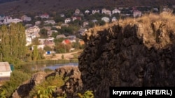 Маленькое крымское село рядом с руинами вулканической лавы (фотогалерея)