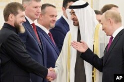 Очільник Росії Володимир Путін і президент Об'єднаних Арабських Еміратів шейх Мухаммед бен Заїд Аль Нахайян та глава Чечні Рамзан Кадиров (ліворуч). Москва, Кремль, 7 серпня 2025 року