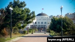 Будівля Української банківської академії в Севастополі, перейменованої на «Російську»