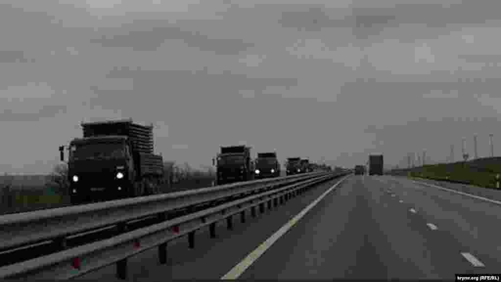 Перемещение российской военной техники на востоке Крыма, 14 апреля 2021 года.  Тогда по трассе проследовала большая колонна военной техники в сопровождении дорожной военной инспекции. В составе колонны были боевые машины с системами залпового огня, грузовики с личным составом и другая военная техника